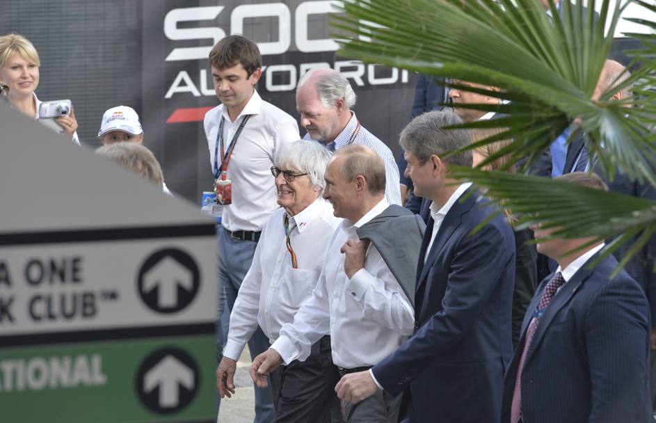 Ecclestone e Putin si dirigono a vedere l&#39;ultima parte di gara. Reuters